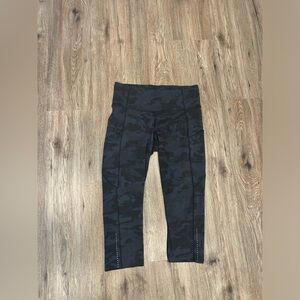 Women’s Lululemon Incognito Camo Fast Free Cropped Leggings size 8